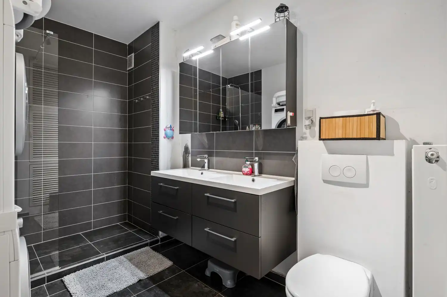 Instapklaar appartement op de 1ste verdieping met 2 slaapkamers en berging te Mortsel! foto 13