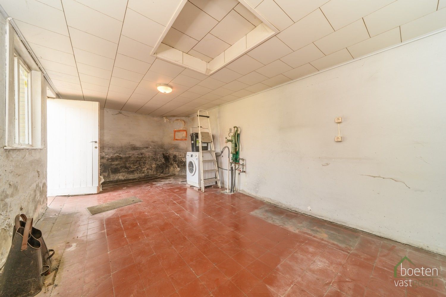 Alveringem: woonhuis op mooie centrale ligging, met een zalige diepe tuin op 834m² grondoppervlakte, renovatieproject met heel wat potentieel! foto 9