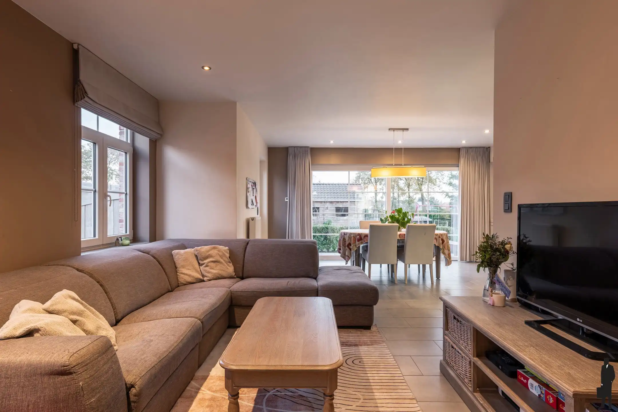 Recente, instapklare pastorijvilla met 4 slpk. (+ bouwgrond) foto 3