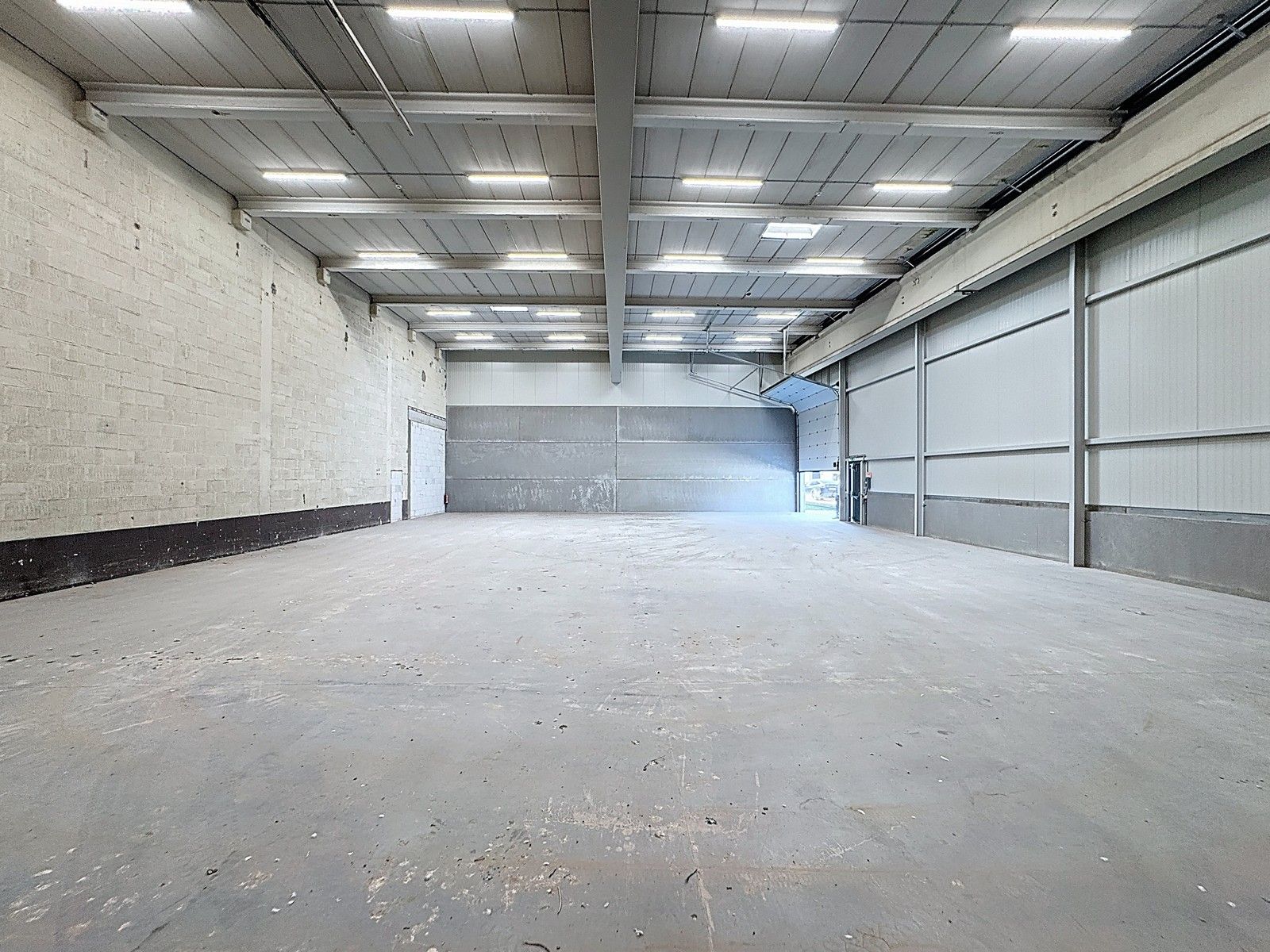 Instapklare OPSLAGRUIMTE (411m²) met sectionaalpoort te huur op industriezone "Herdersbrug" te 8000 Brugge foto 2