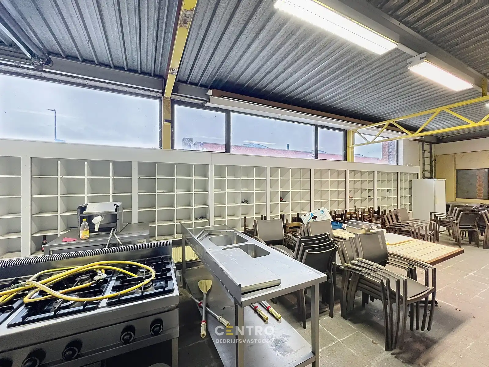 Goed gelegen OPSLAGRUIMTE/WERKPLAATS (ca.75 m²)  te RUMBEKE. foto 7