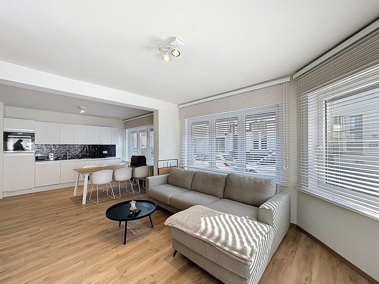 Hoofdfoto van de publicatie: Volledig gemeubeld eigentijds appartement op een boogscheut van de Zeedijk.