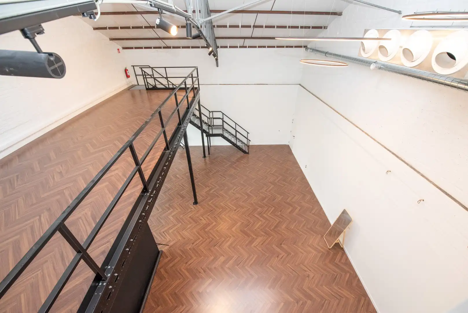 Ruime multifunctionele handels- of bureauruimte van ca. 200 m² foto 8