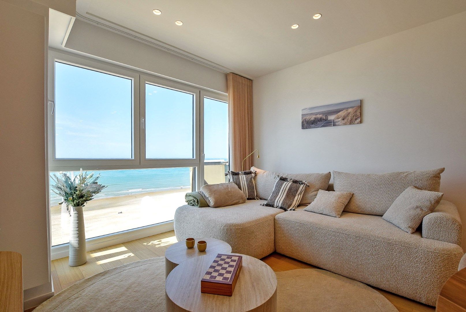 Totaal gerenoveerd appartement met FRONTAAL zeezicht te Koksijde -Bad.  foto {{pictureIndex}}