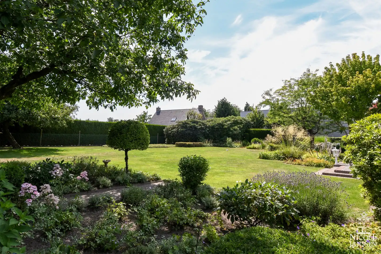 Stijlvol en ruim ingedeeld landhuis met grote tuin in het centrum foto 27