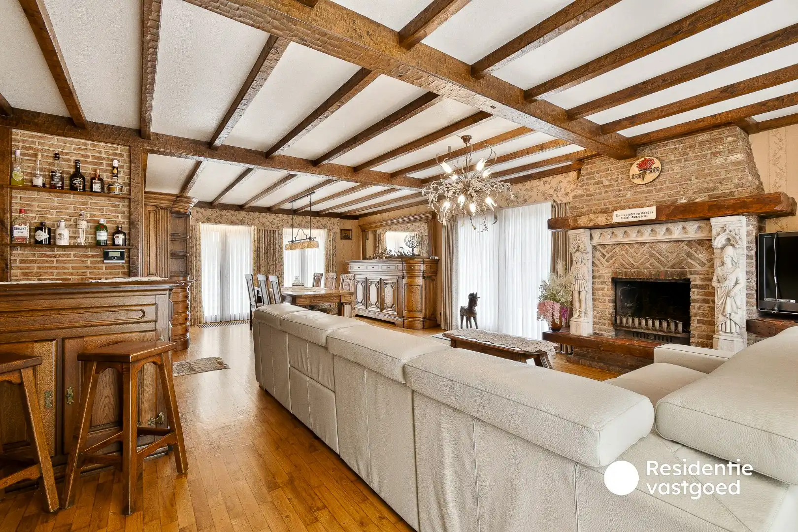 Alleenstaande bungalow met 4 slaapkamers en ruime tuin foto 8