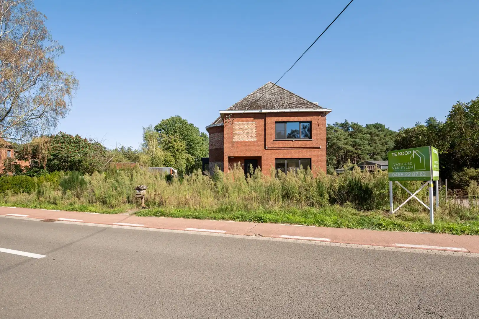 Vrijstaande woning op een ruim perceel van 3.330 m² met prachtig groen uitzicht en tal van mogelijkheden foto {{pictureIndex}}