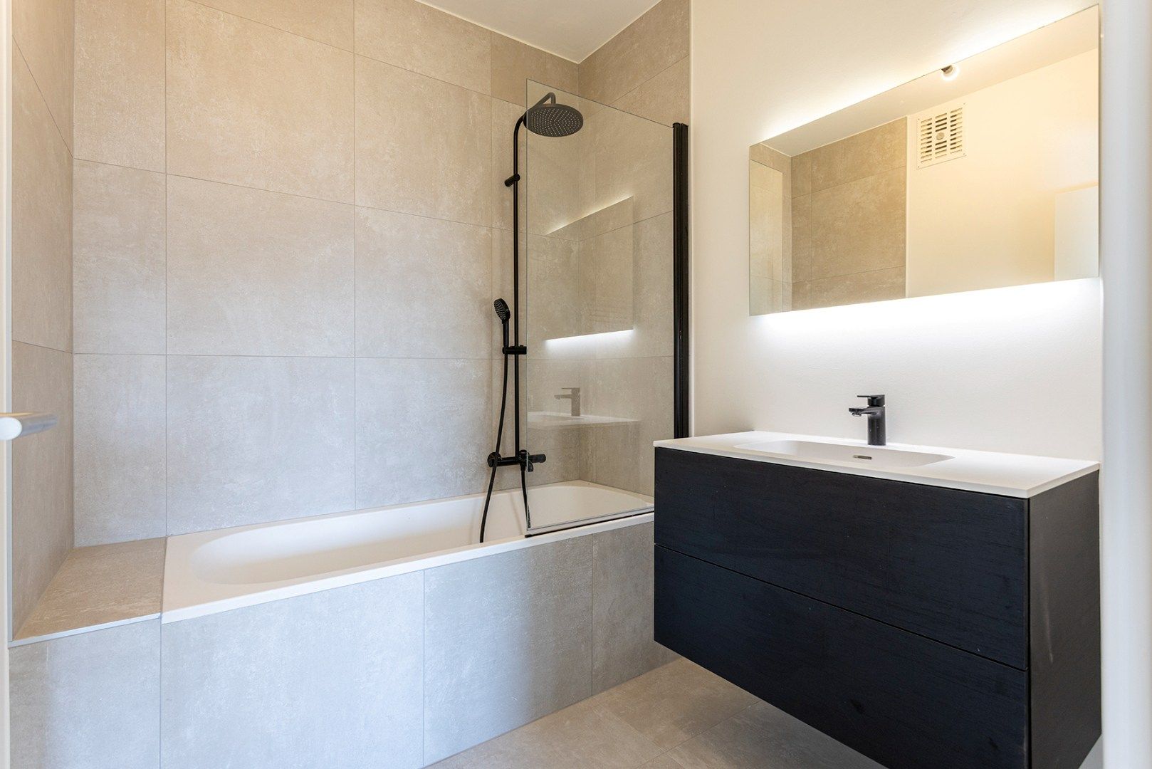 Ruim en modern appartement (vernieuwbouw) met 3 slpks nabij De Roma foto 13