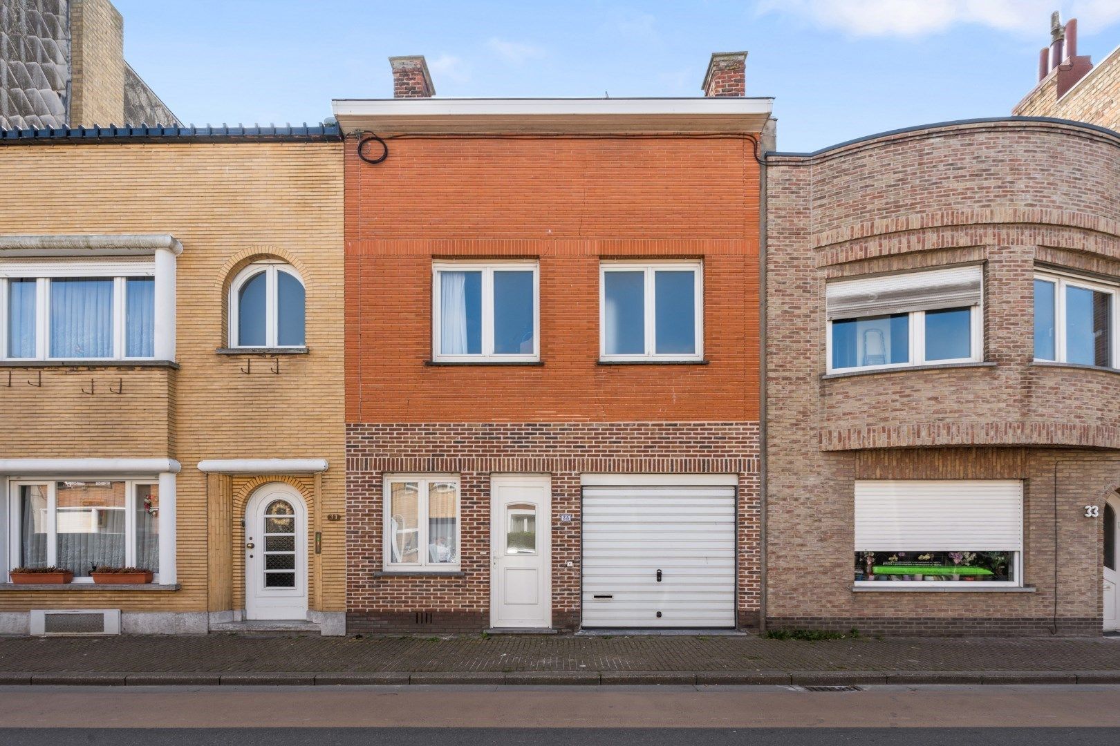 Ruime woning met 5 slaapkamers, 2 badkamers en garage foto 1