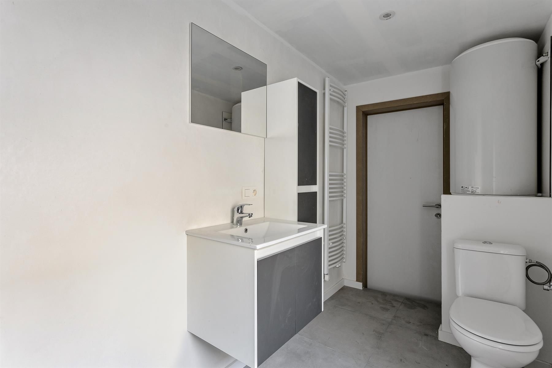 Totaal gerenoveerde woning met koer en voortuin. foto 9