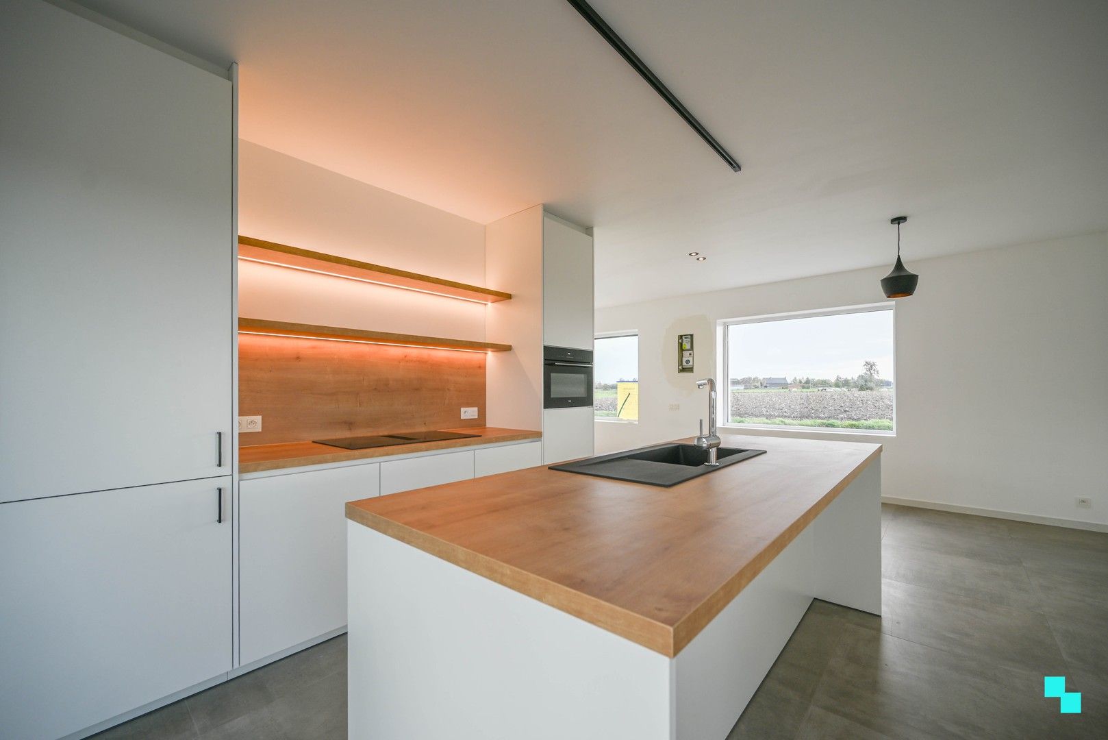 Volledig gerenoveerde woning met zicht op de velden foto 10