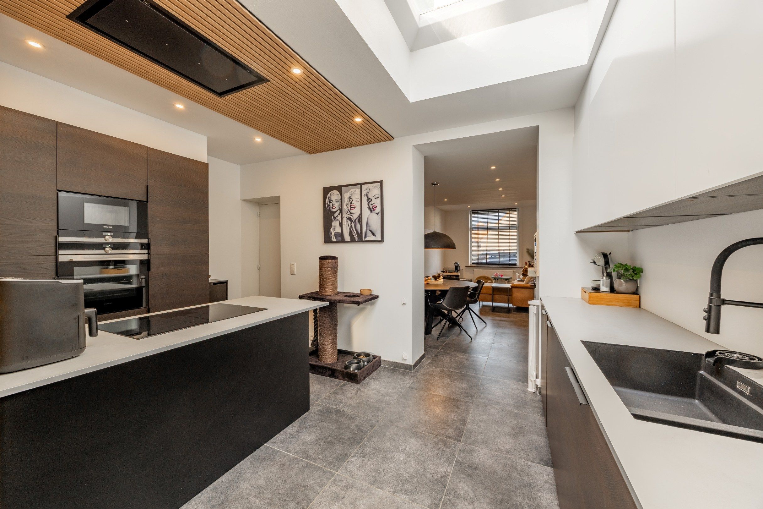 Hoofdfoto van de publicatie: GERENOVEERDE RIJWONING MET TUIN