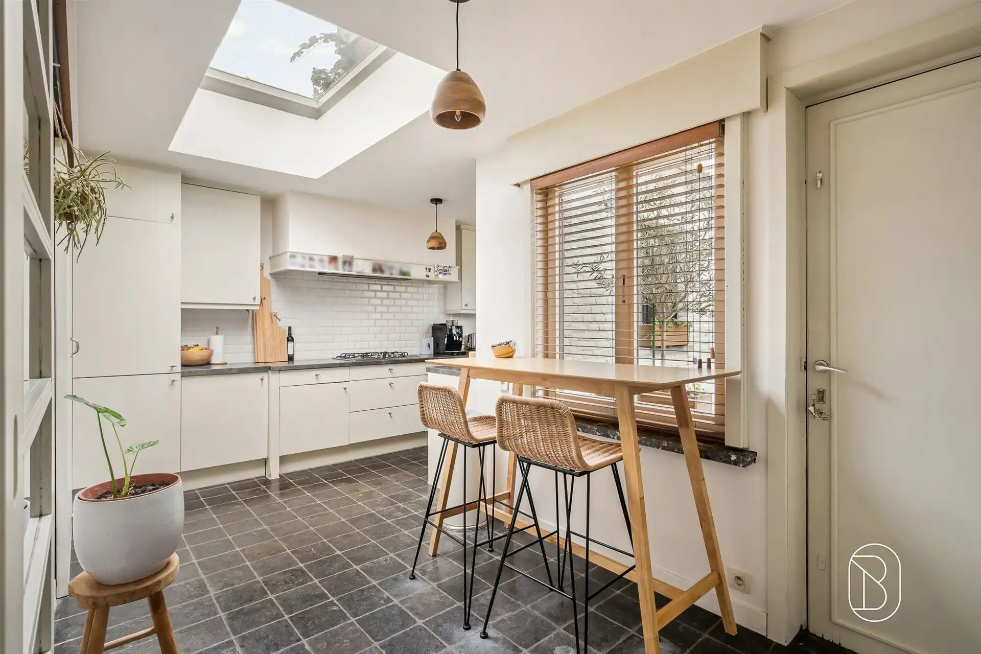 Charmante woning met grote tuin en bijgebouw foto 4