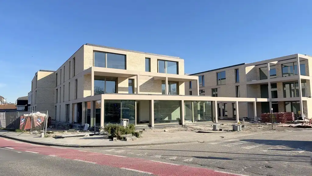 Nieuwbouw commercieel kantoor te koop aan station Eke-Nazareth foto {{pictureIndex}}
