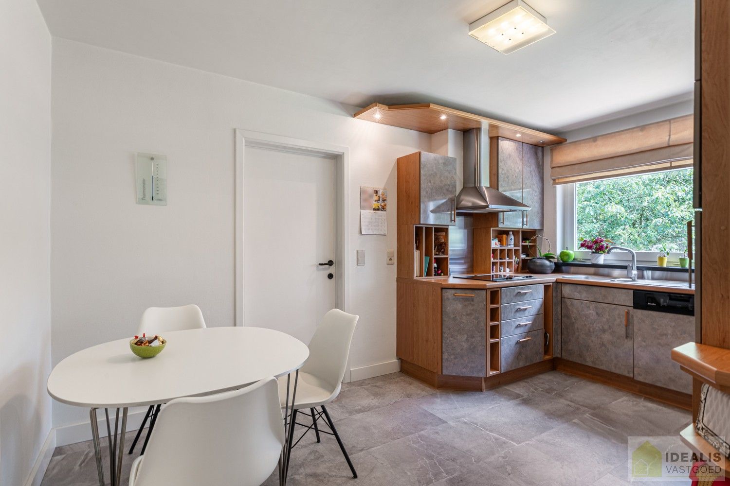 //INVESTERING – NIET VOOR EIGEN GEBRUIK// UITERST GOED ONDERHOUDEN GEZINSWONING OP EEN PRACHTIG, GROEN EN RUSTIG PERCEEL VAN MAAR LIEFST 11A  MET LICHTRIJKE WOONKAMER, 3 KNAPPE SLAAPKAMERS, BADKAMER, AFGEWERKTE ZOLDERVERDIEPING EN ONDERGRONDSE GARAGE foto 14