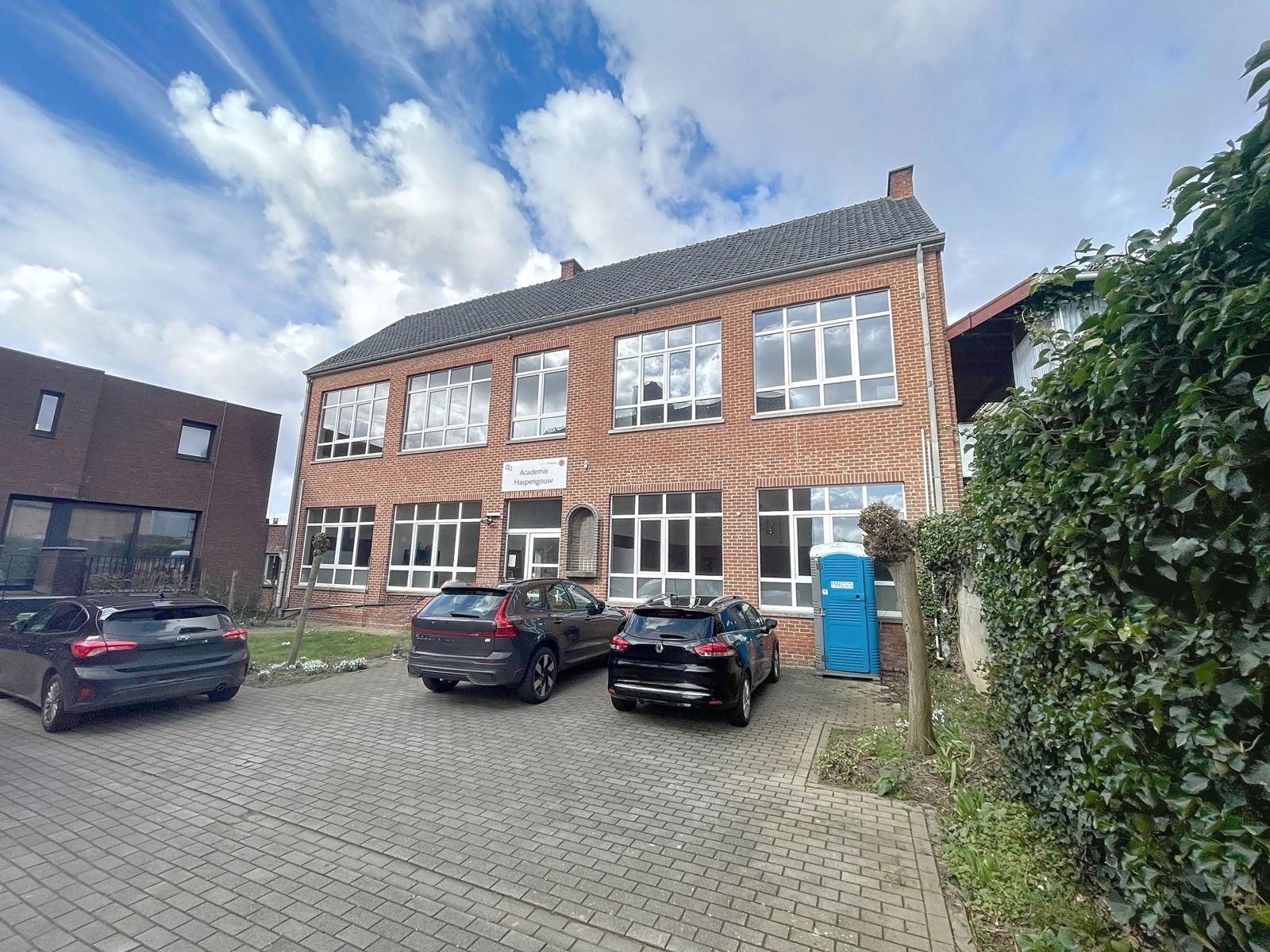 Multifunctioneel kantoorgebouw met parking foto 11