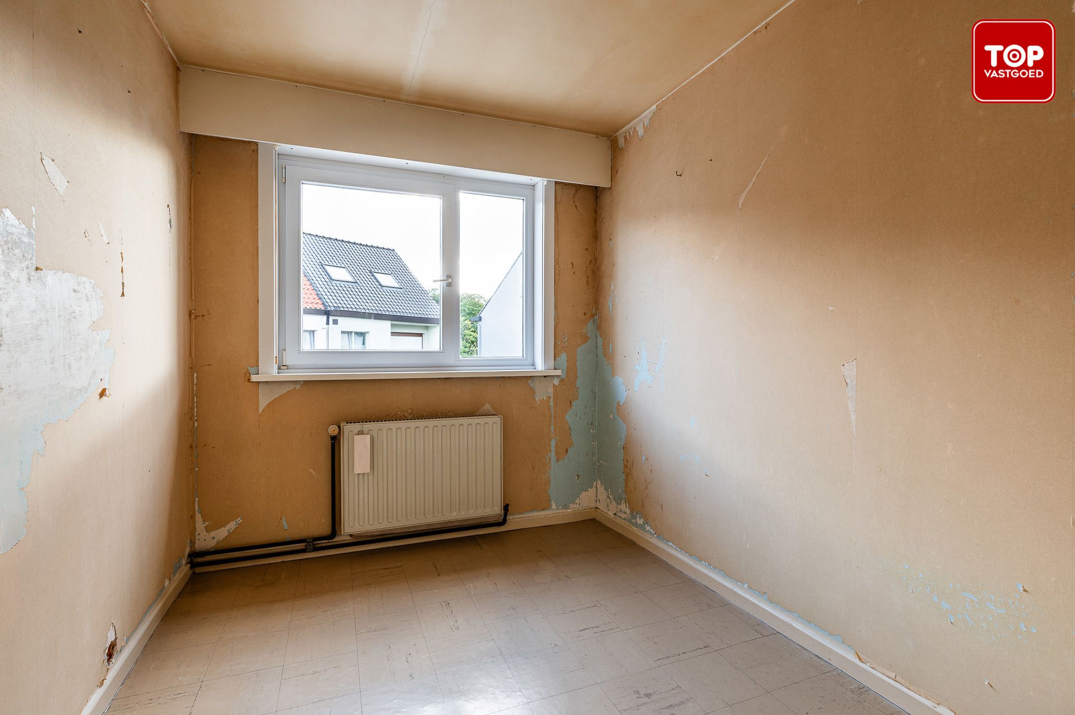 Te renoveren half open woning met tuin en garage. foto 23