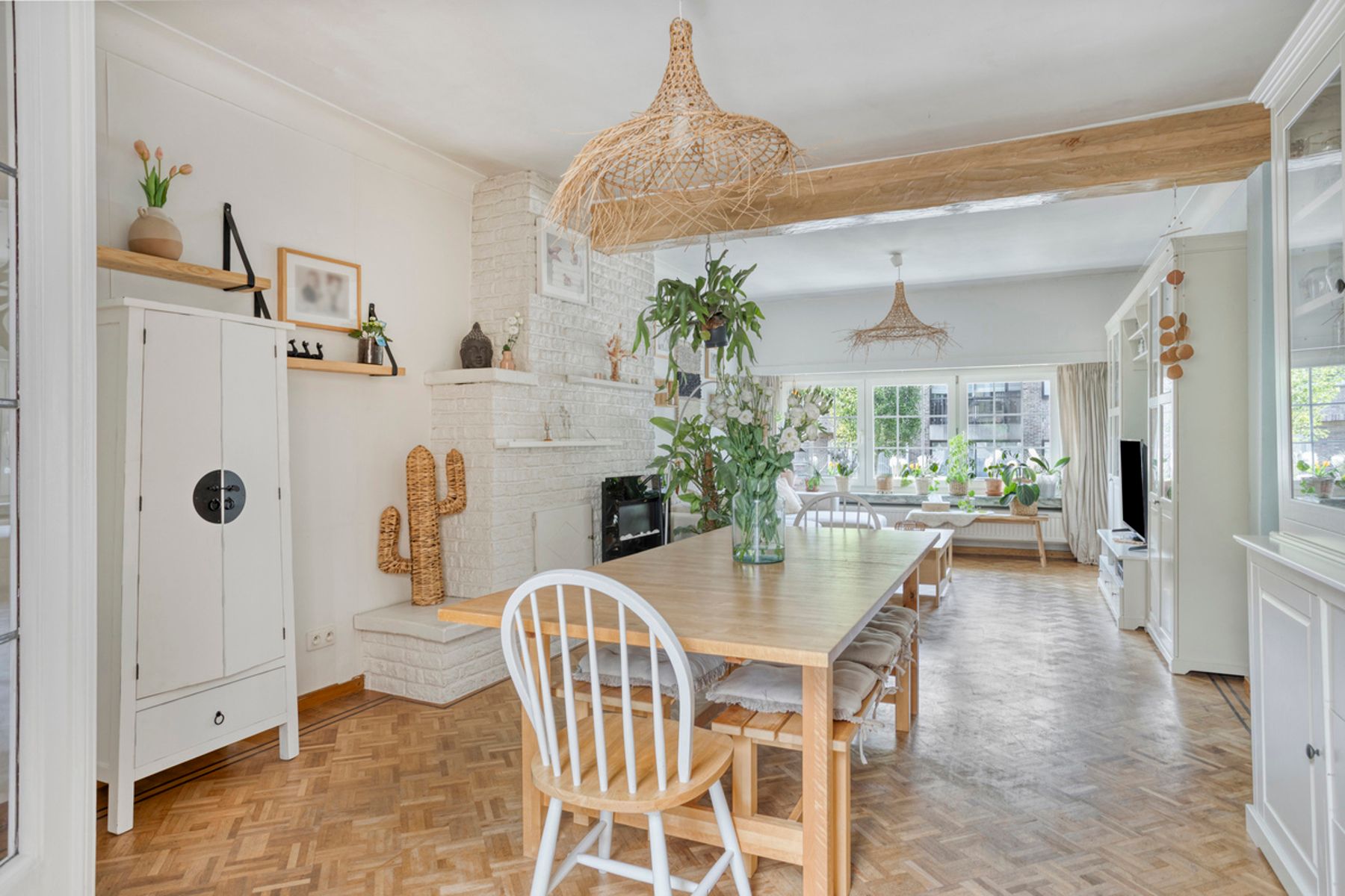 Sfeervolle woning met grote garage en tuin nabij het centrum foto {{pictureIndex}}