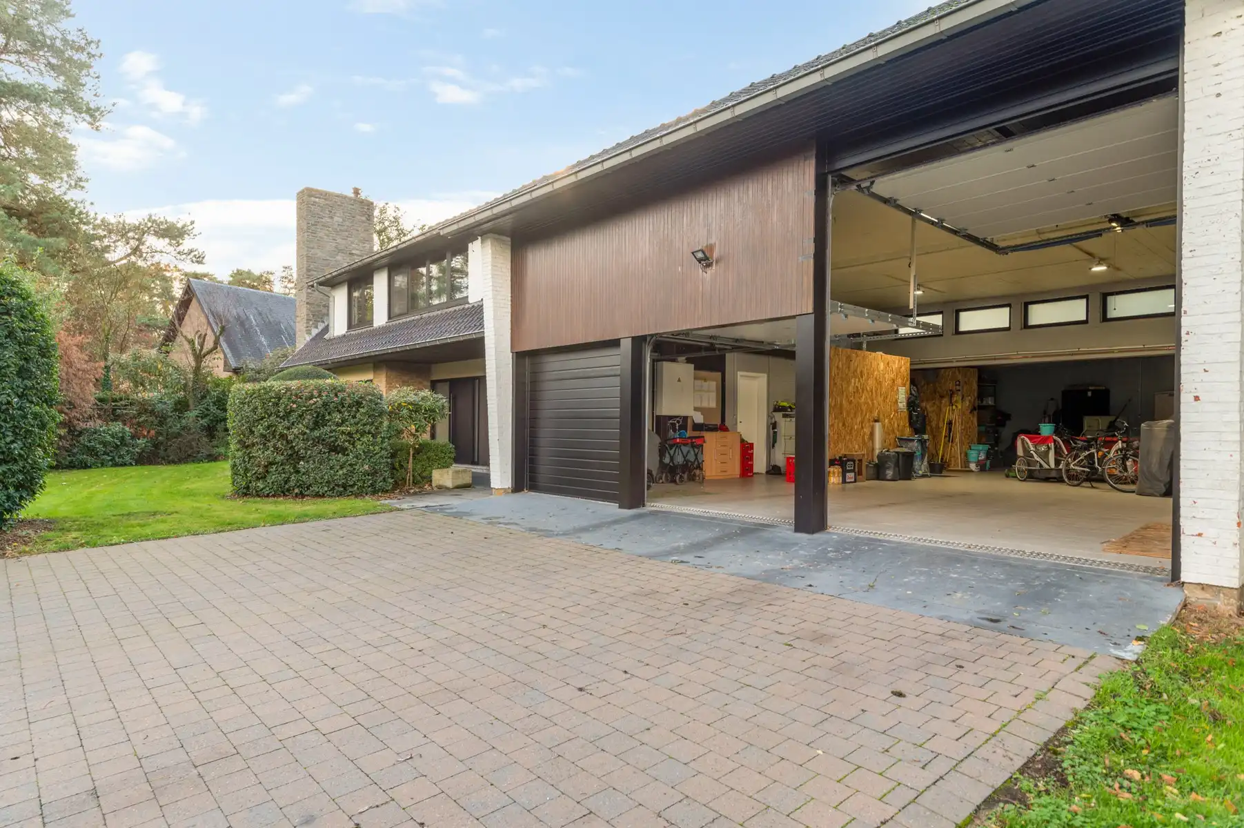Veelzijdige villa met garage/magazijn van ca. 101 m foto 3