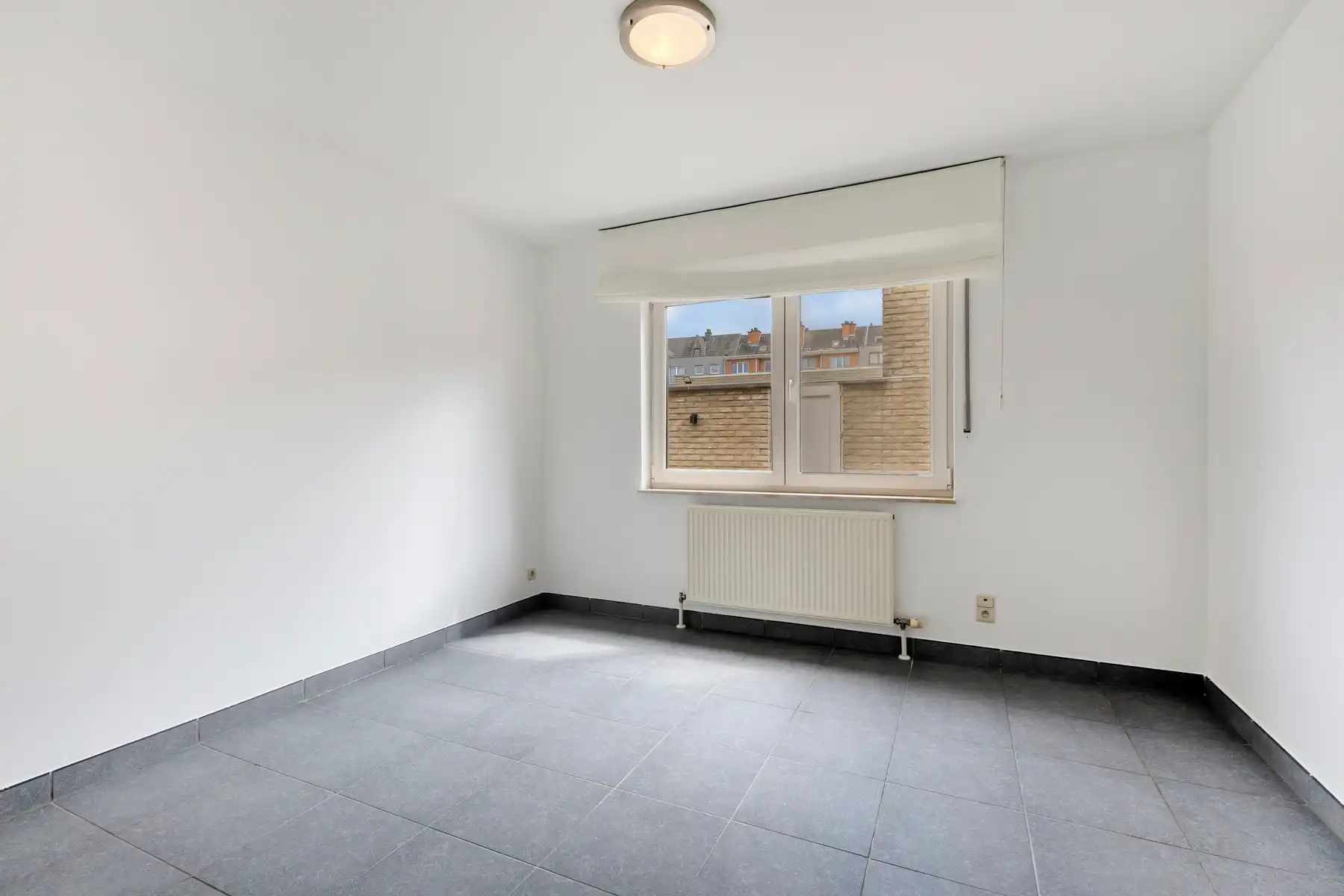 Instapklaar gelijkvloersapp met 2 slp, terras en garage! foto 16
