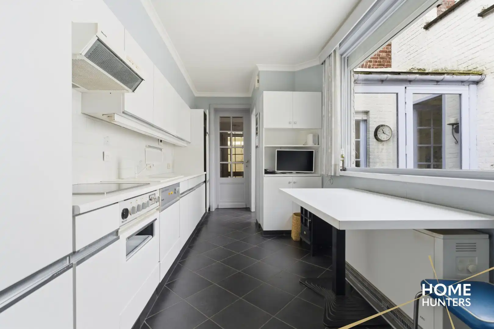 Karaktervolle stadswoning met 5 slaapkamers, ruime garage en tuin nabij de Leie in Wervik foto 7