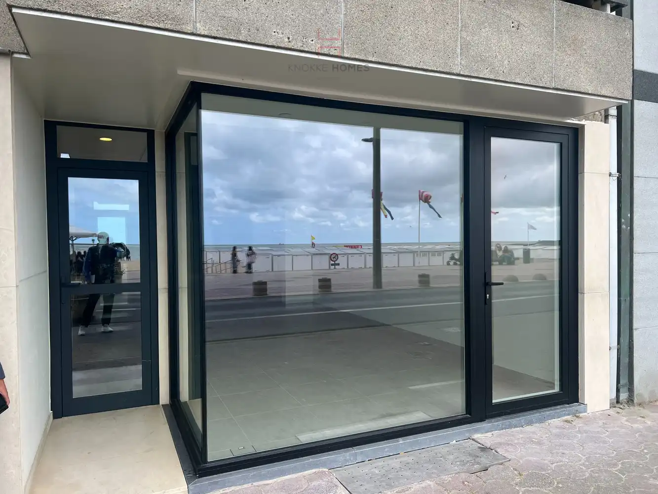 Zeer goed gelegen handelsgelijkvloers aan de Zeedijk in Knokke, volledig vernieuwd in 2026 en klaar voor nieuwe uitdagingen! foto {{pictureIndex}}