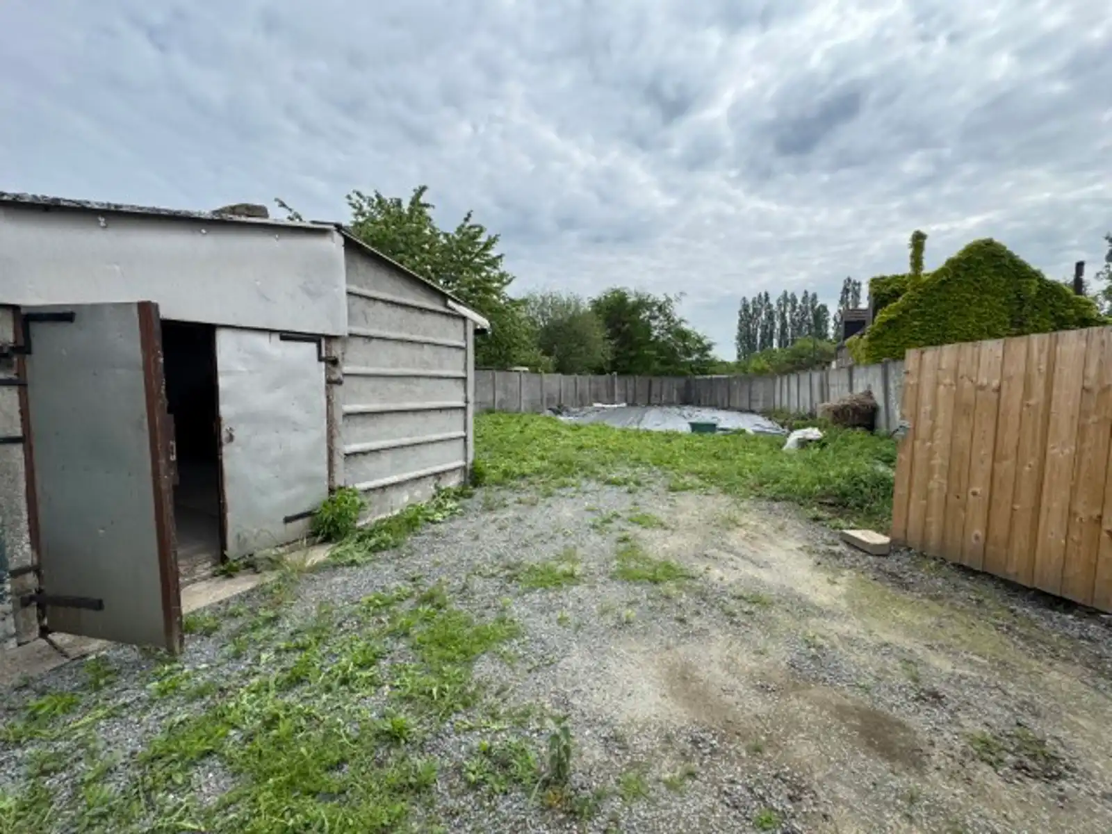 Te renoveren halfopen woning met grote naastliggende tuin foto 3