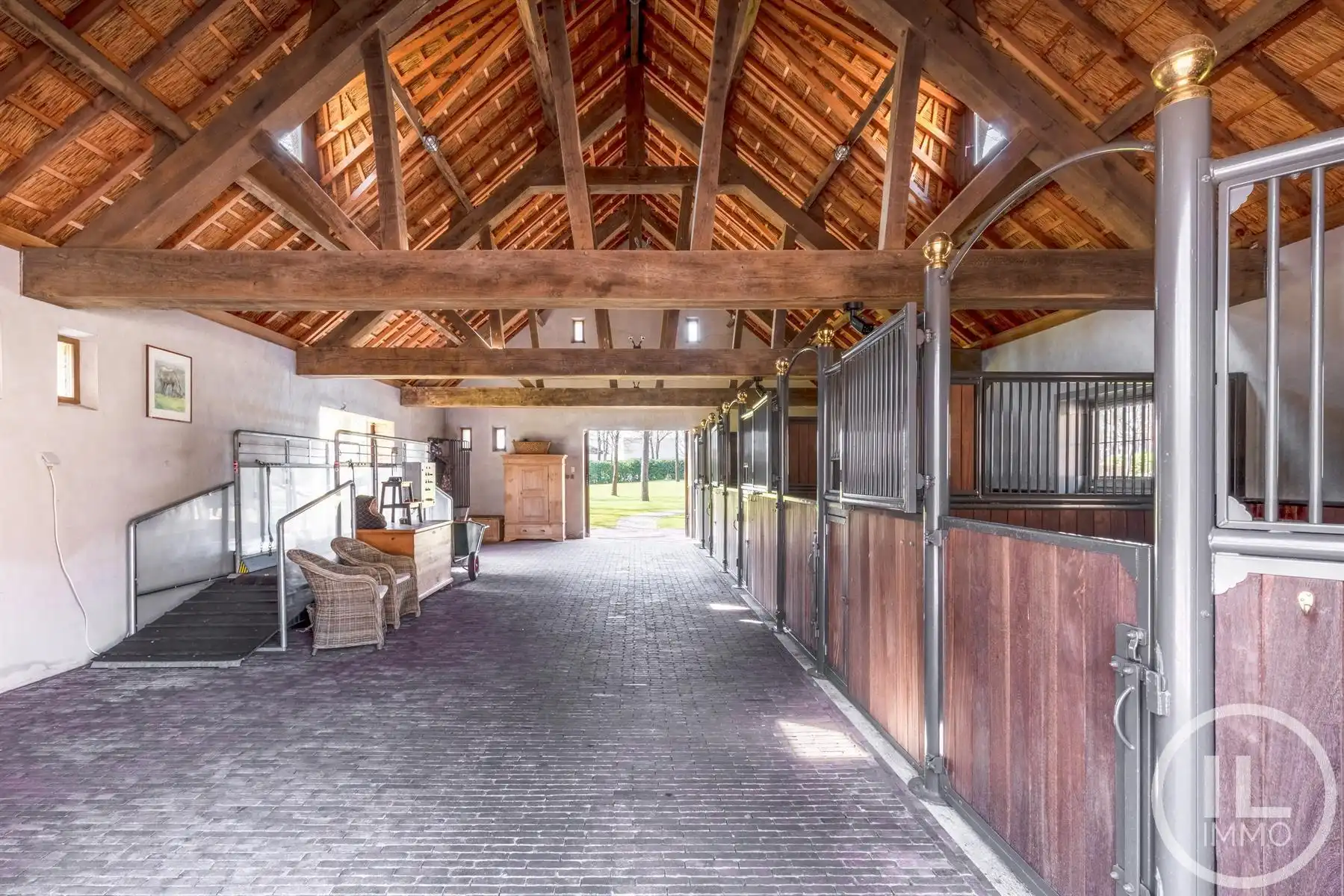 Schitterend domein van 7,7 ha met prachtige villa, zwembad, guesthouse, ruime schuur en uitgebreide paardenfaciliteiten. foto 37
