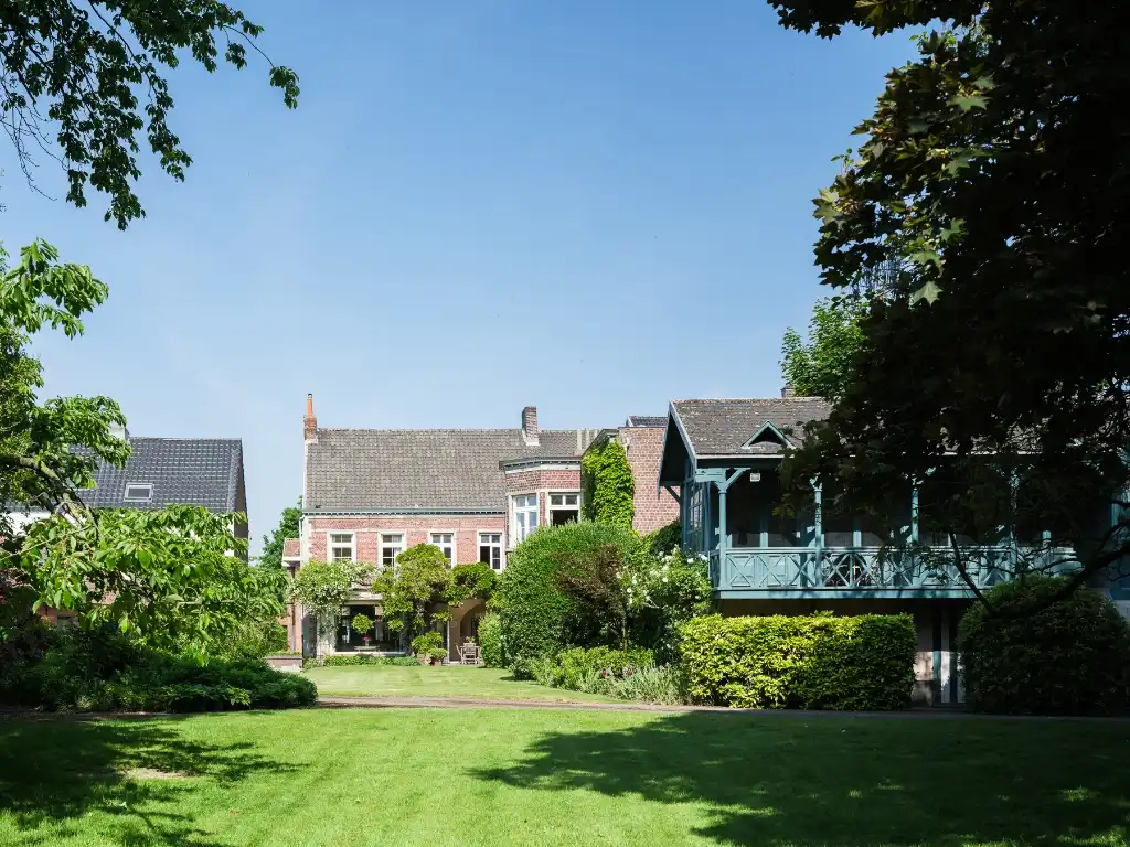 Hoofdfoto van de publicatie: Bijzonder ruime en karaktervolle herenwoning met prachtige parktuin van ca. 6.800 m² in Oostakker