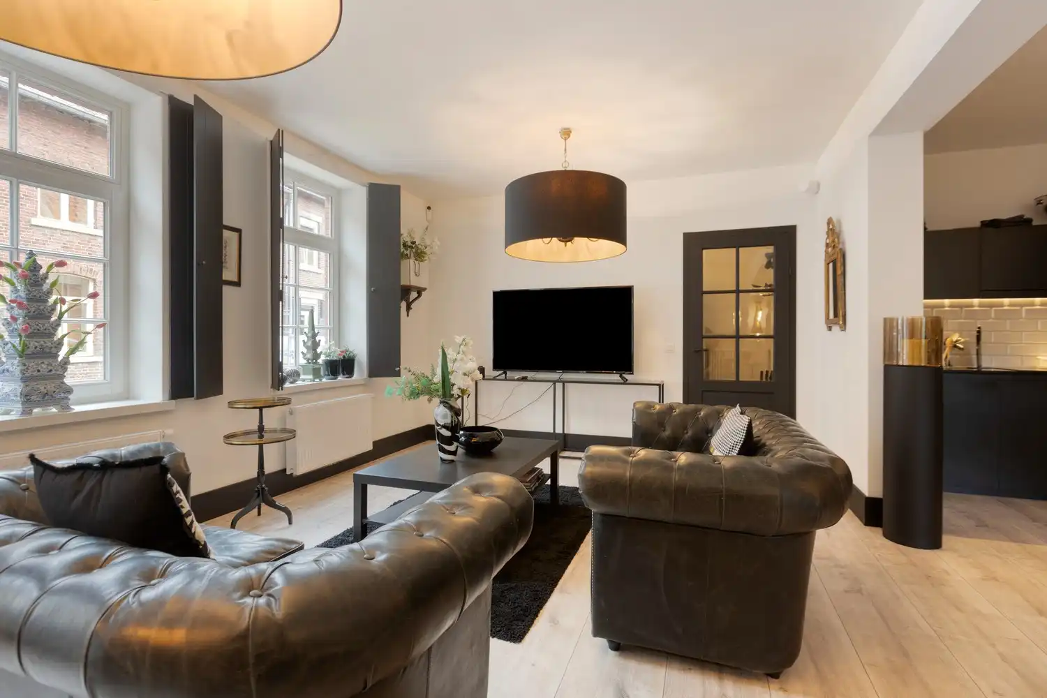 Karaktervolle woonst met indrukwekkend interieur in hartje Oud-Rekem! foto 7