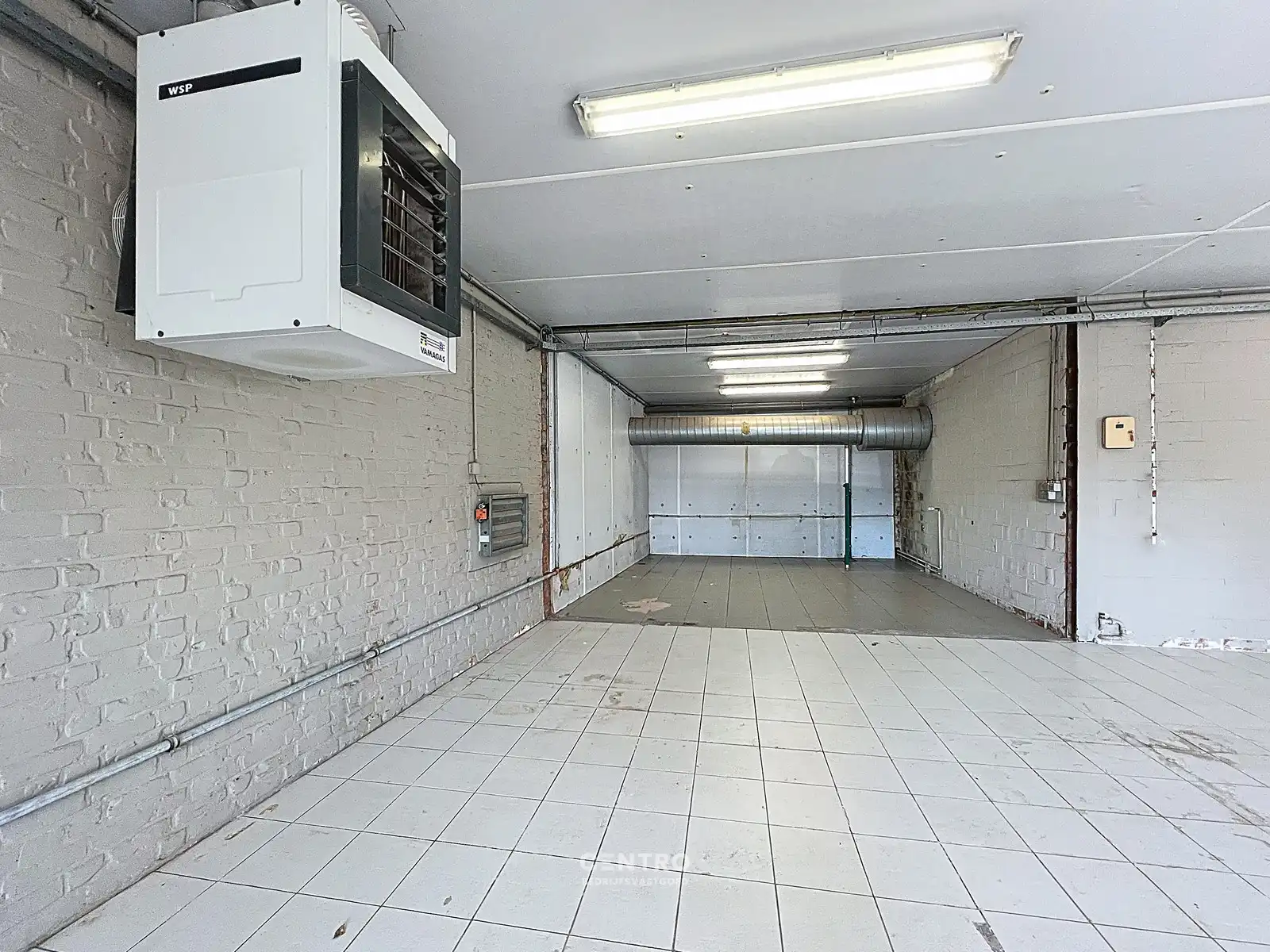 Magazijnen met kantoorgedeelte, garages én RUIM verhard buitenterrein, rustig gelegen in centrum Hooglede! foto 7