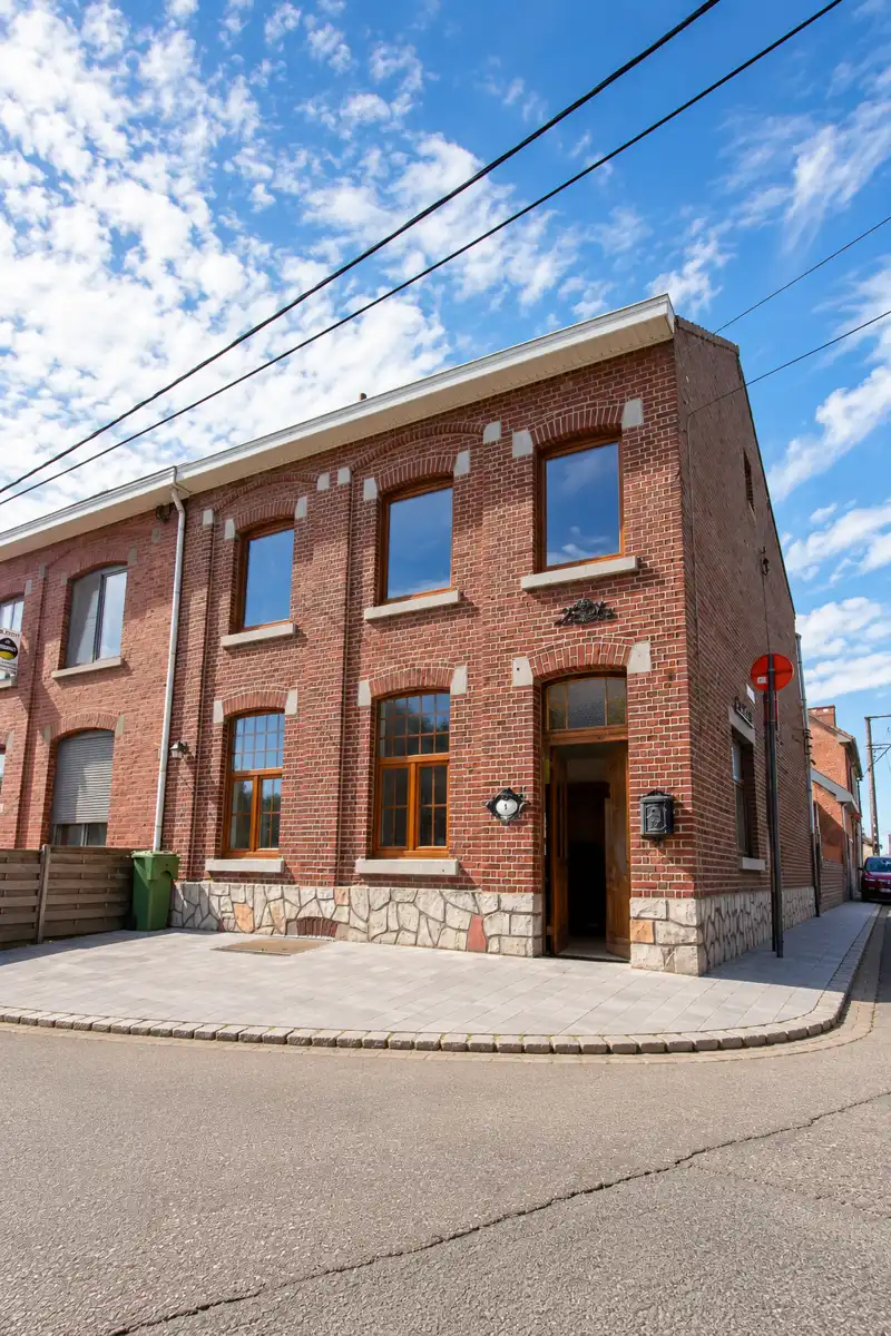 Hoofdfoto van de publicatie: Prachtig gerenoveerde woning voor gemengd gebruik.