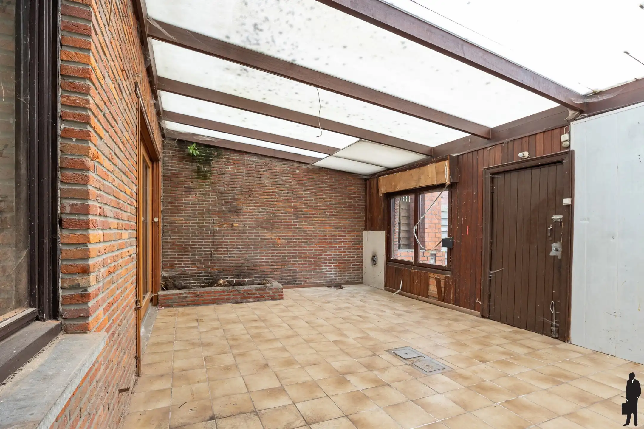 Vergund renovatieproject met veel potentieel op topligging foto 8