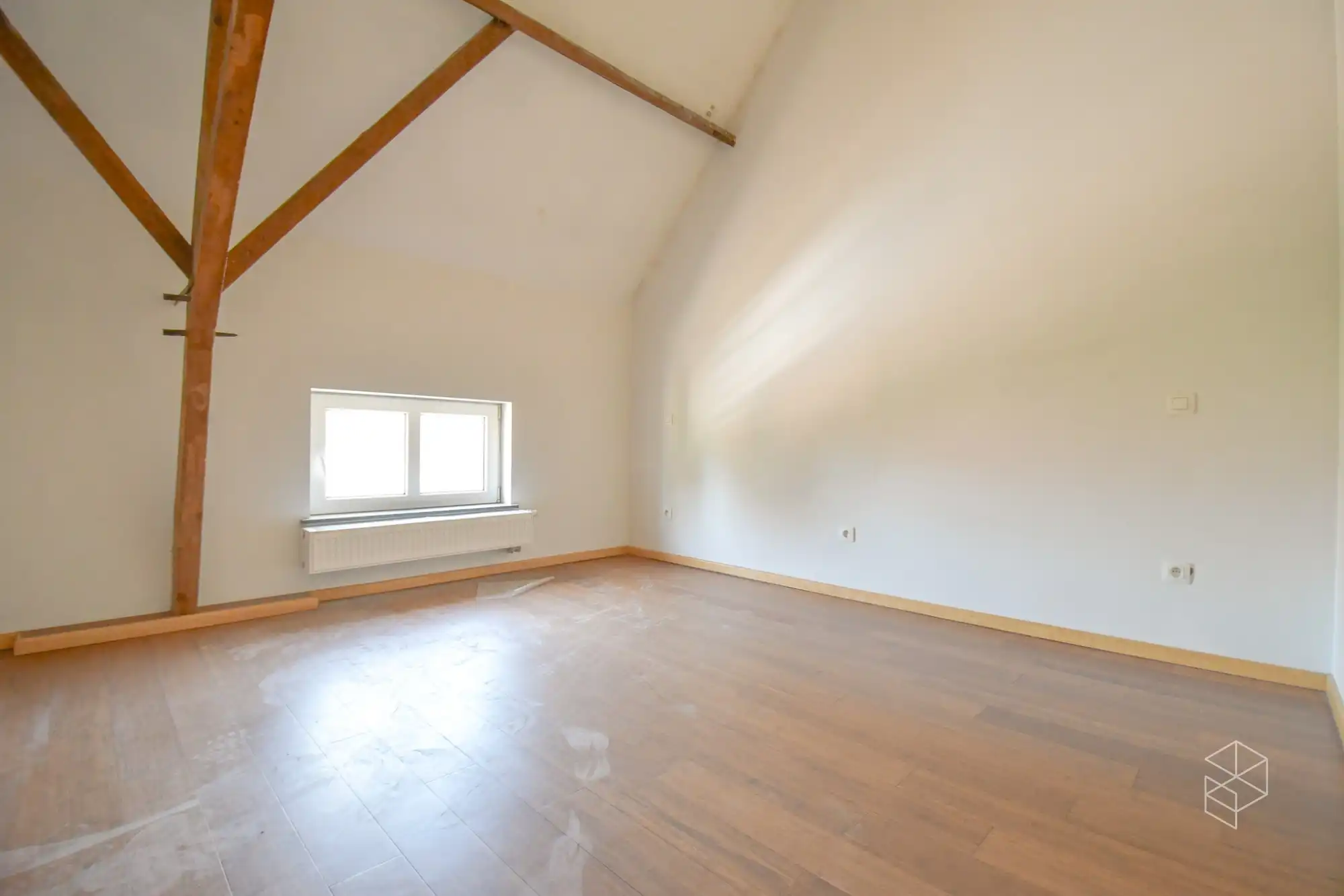 Ruime charmante woning met 4 GROTE slaapkamers, garage en een grote zuidwest gerichte tuin foto 15
