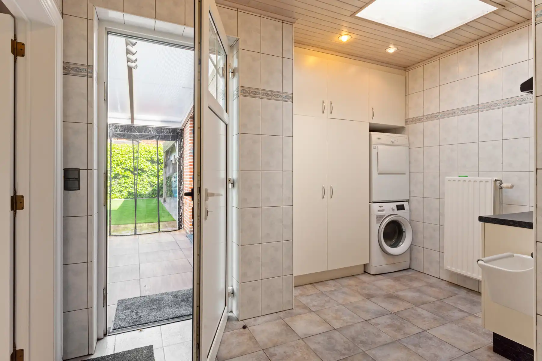Ruime woning met 4 slpks, 2 bdks, garage en tuin foto 16