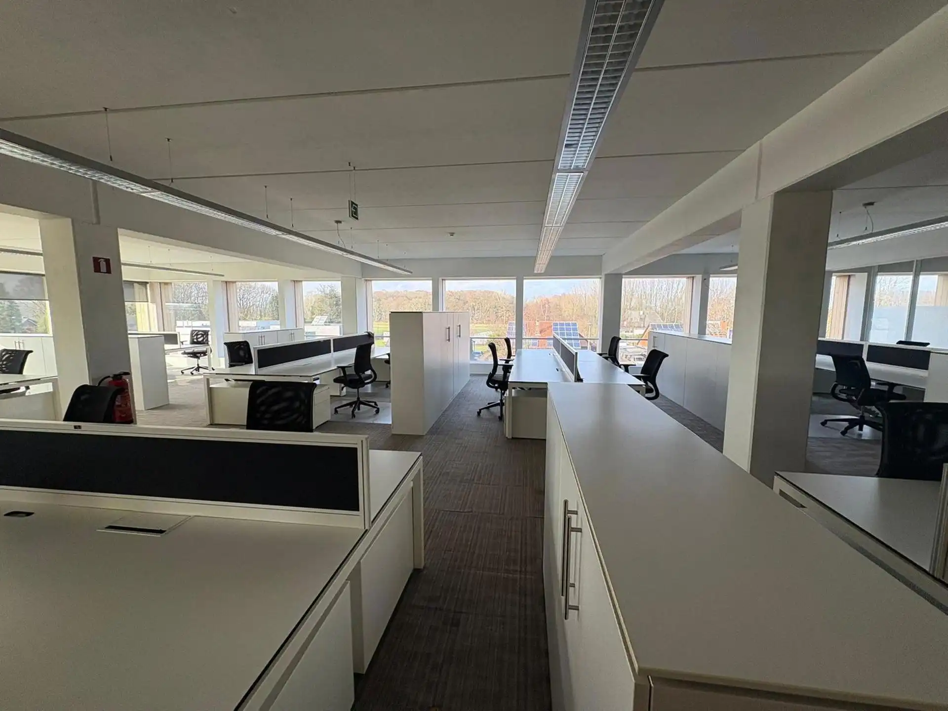 Instapklaar kantoor 622 m² met parking langs de E313 foto 5