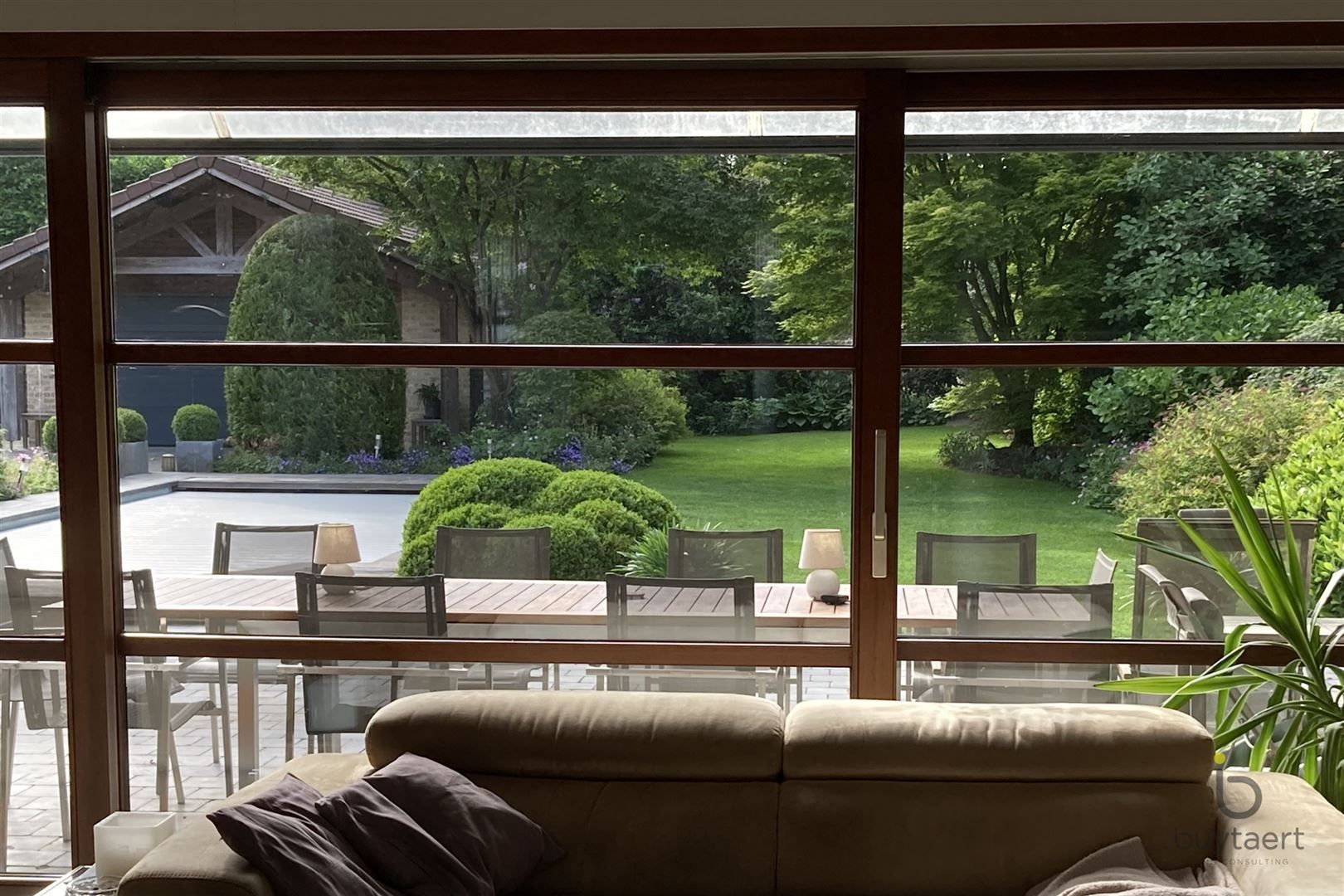 RUIMTE, RUST EN ONTSPANNING: MODERNE VILLA MET ZWEMBAD, SAUNA EN JACUZZI foto 9