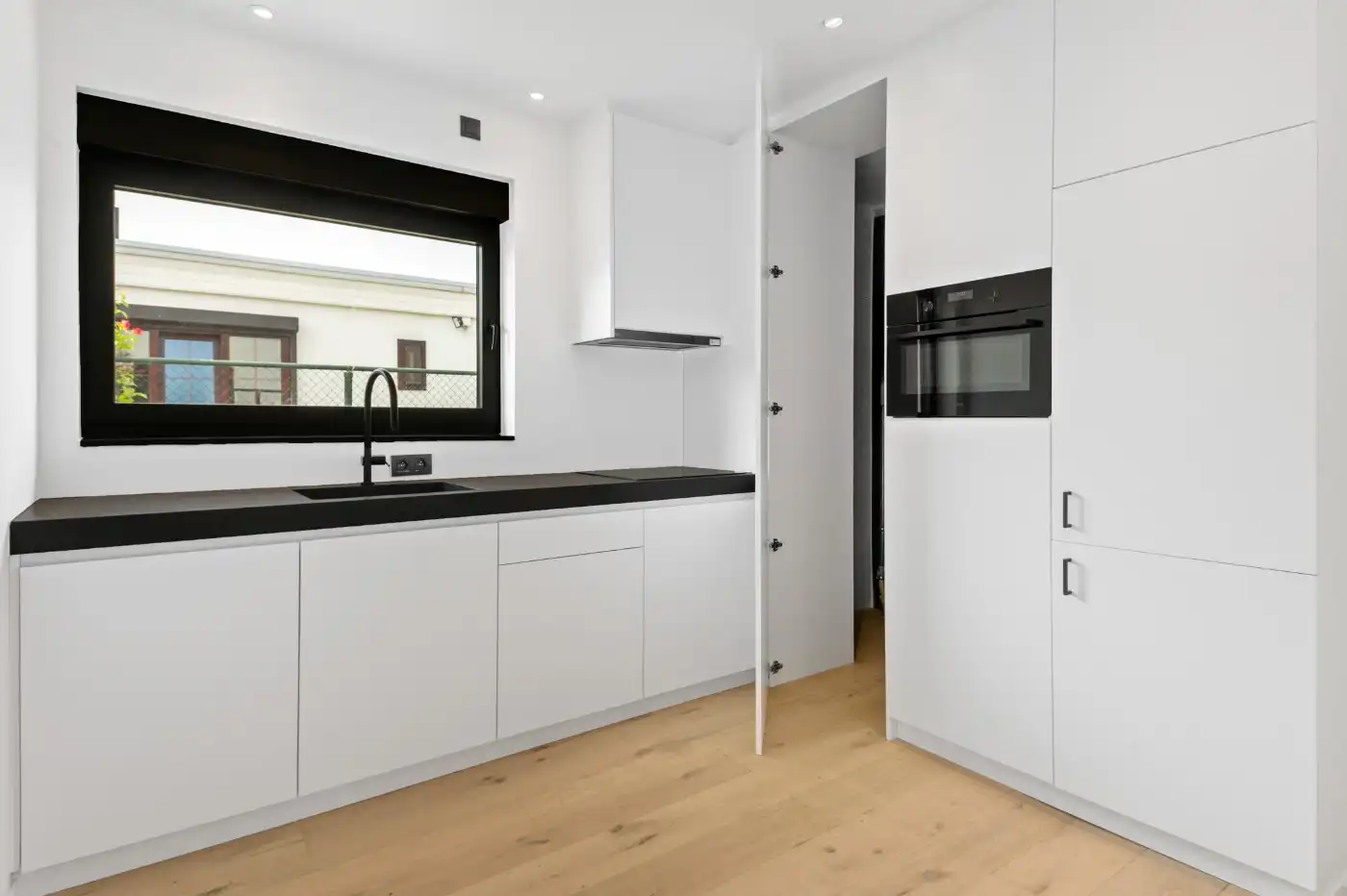 Instapklare, gerenoveerde laagbouwwoning met 2 slpk. en tuin foto 6