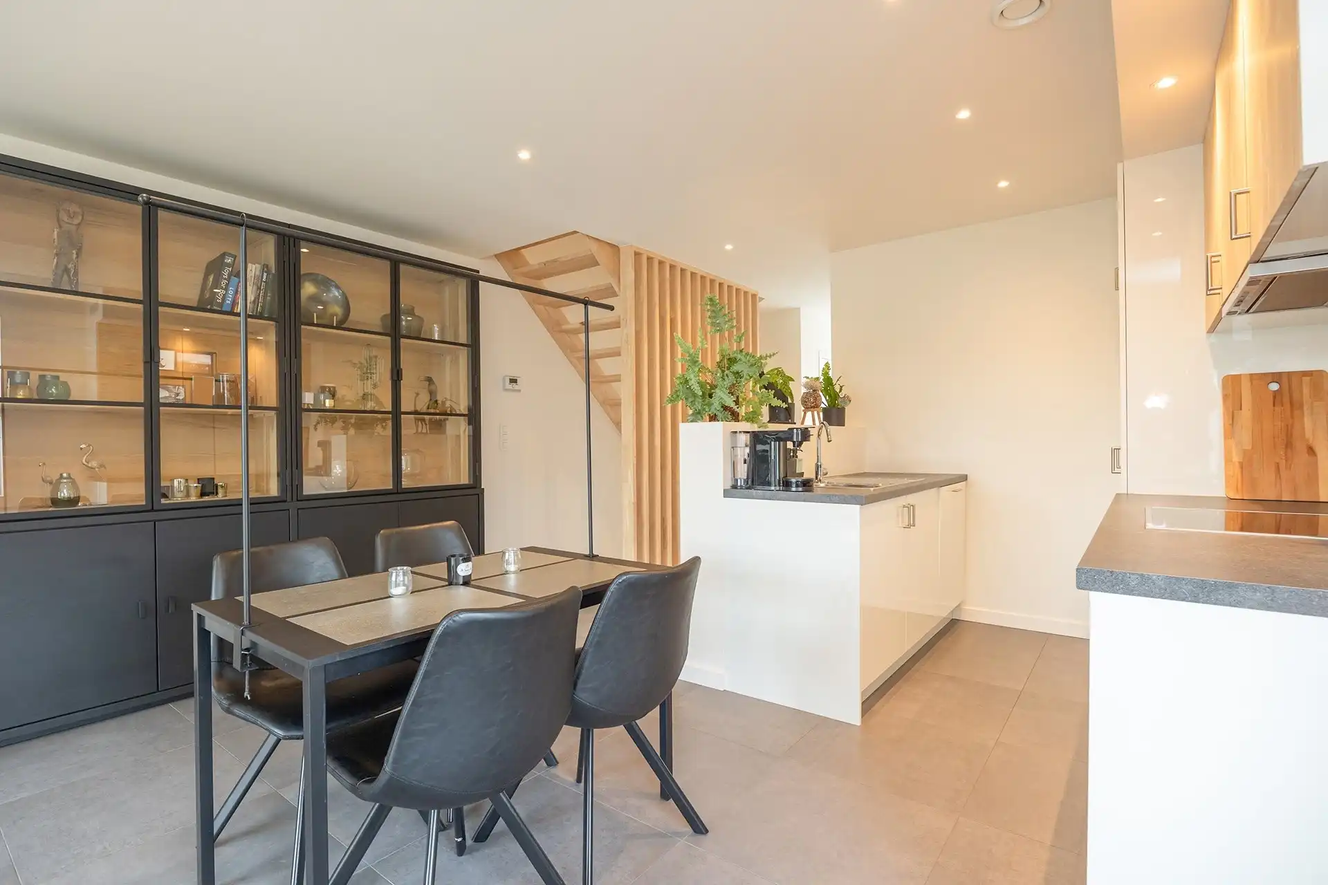 Recent triplexappartement met 2 slaapkamers en carport foto 6