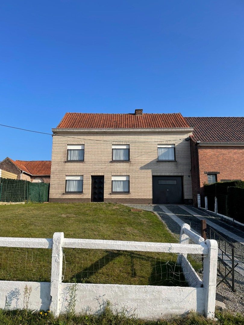Ruime 3-gevelwoning met grote tuin in Roosdaal foto {{pictureIndex}}
