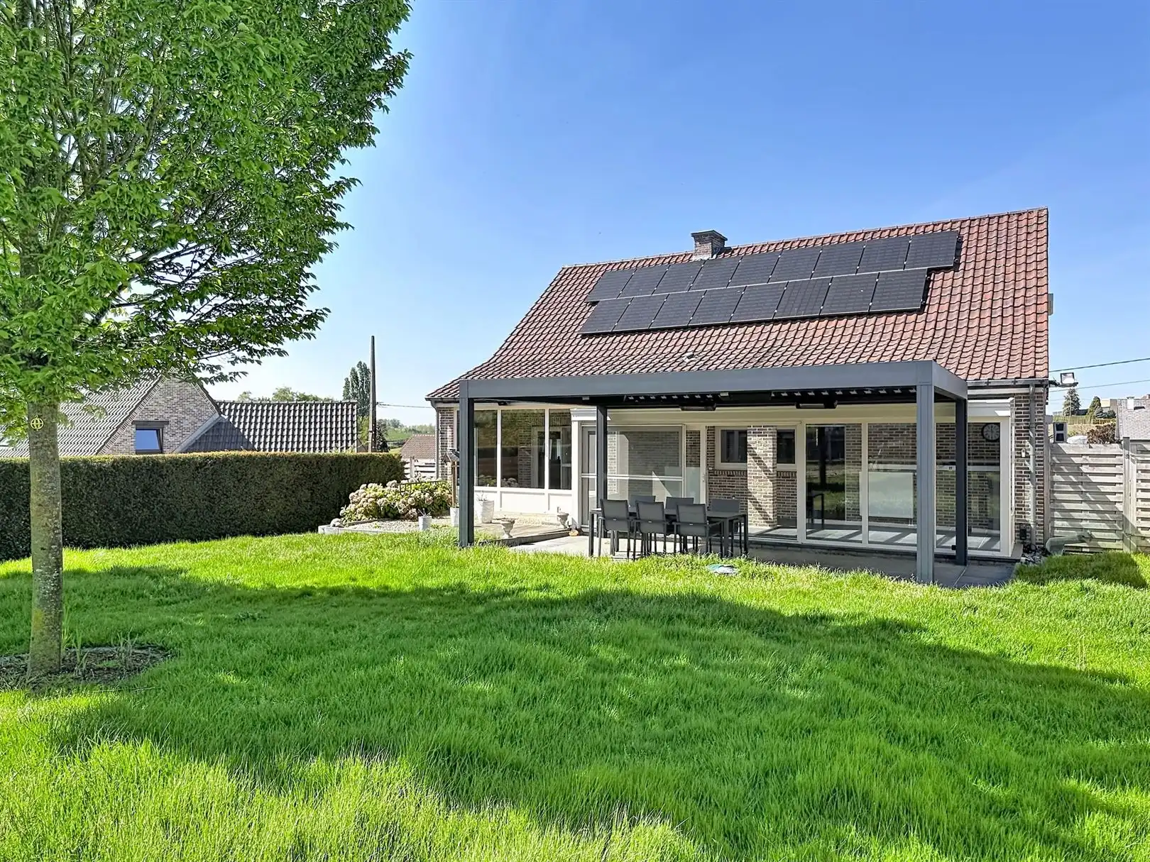Ruime open bebouwing met 4 slpks, veranda, tuin, garage, 8a  foto 4