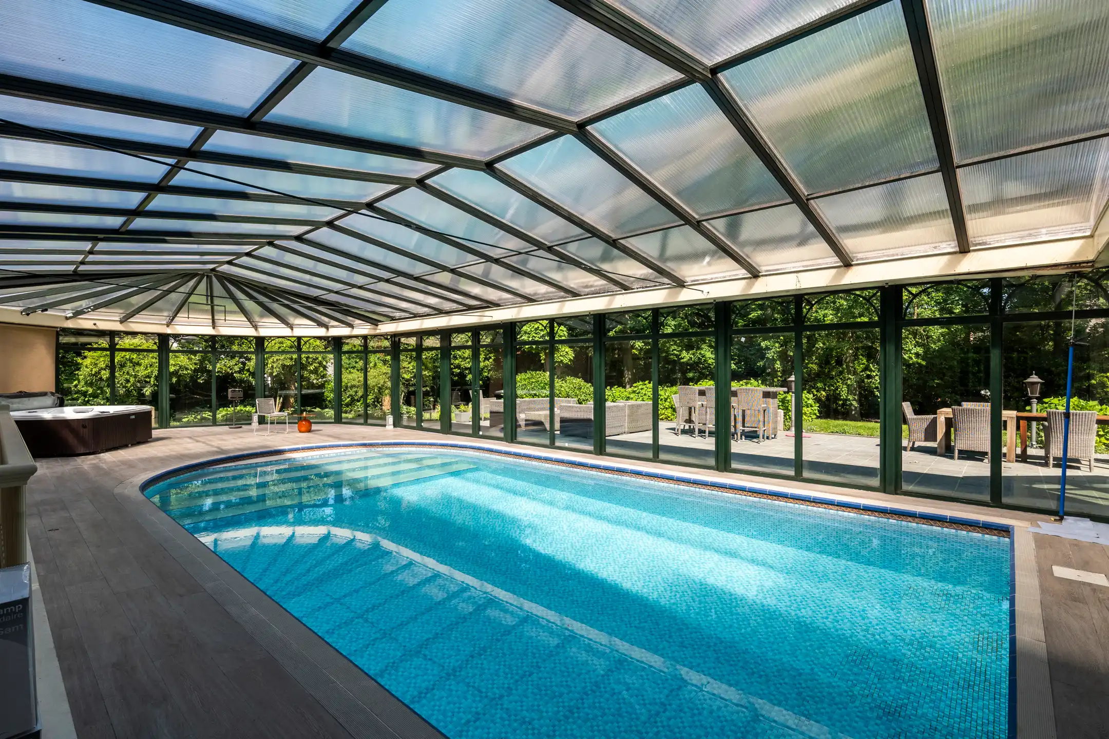 Villa met binnenzwembad en conciërgerie op riant perceel foto 9