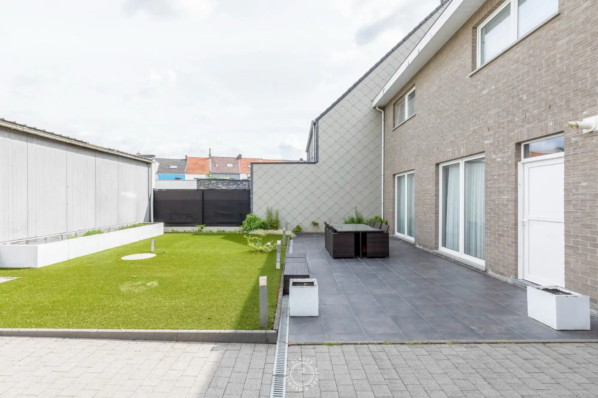 Instapklare gezinswoning met ruim magazijn foto 9