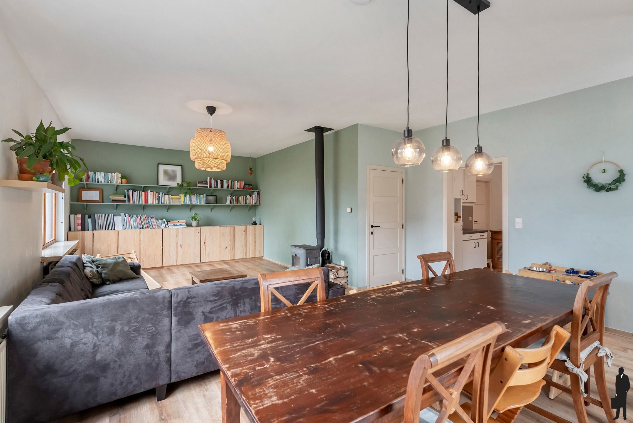 Woning met 4 slks en grote schuur op perceel van ca. 1026m² foto 8