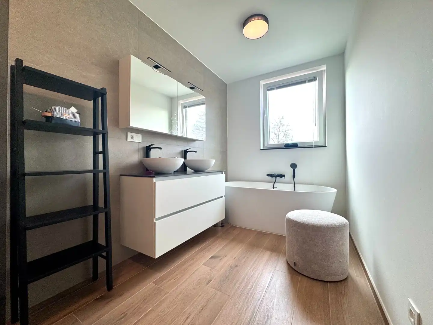Luxe gelijkvloers appartement met 2 slaapkamers én tuin te huur foto 11