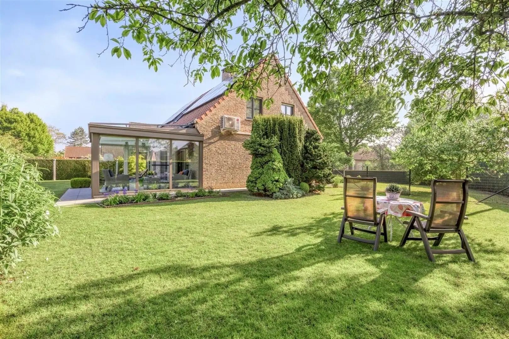 Rustig gelegen, goed onderhouden villa met 4 slaapkamers op 761 m². foto 28