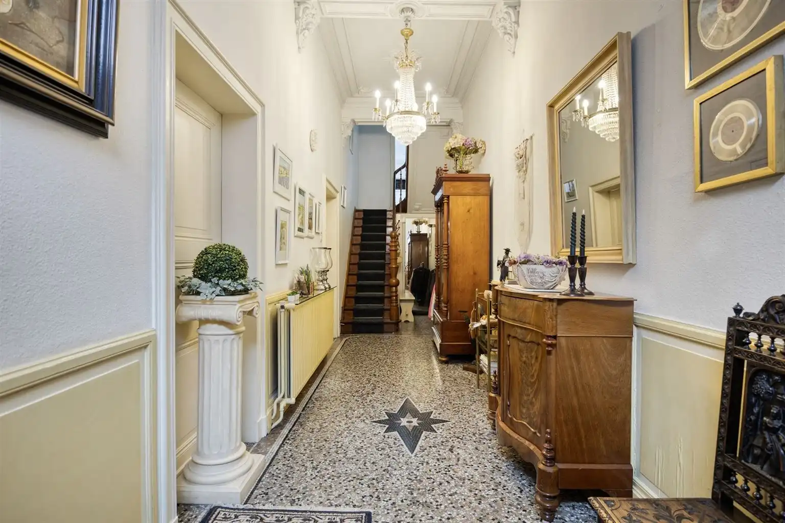 Prachtige karaktervolle stadswoning voorzien van 6 slaapkamers, ruime buitenkoer en vrijstaande garage in het centrum van Maaseik.  foto 2