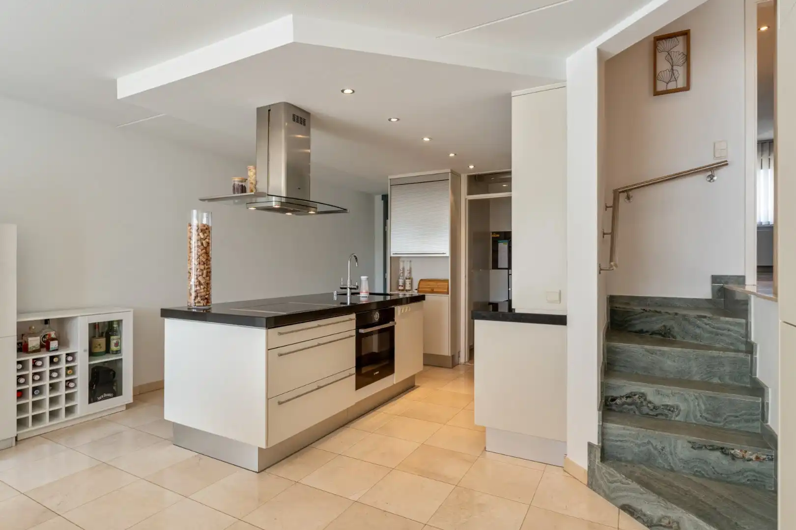 Zeer ruime, goed afgewerkte woning met diverse mogelijkheden nabij het centrum van Maaseik! foto 10