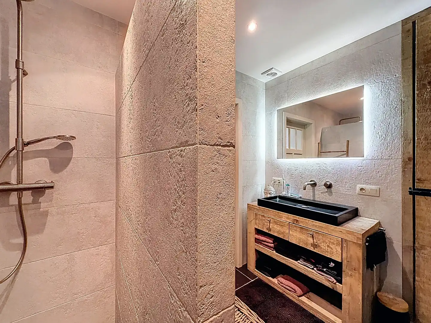 Instapklare twee-onder-een-kapwoning met uitbouw, luxe overkapping en zonnige tuin op het westen  foto 23