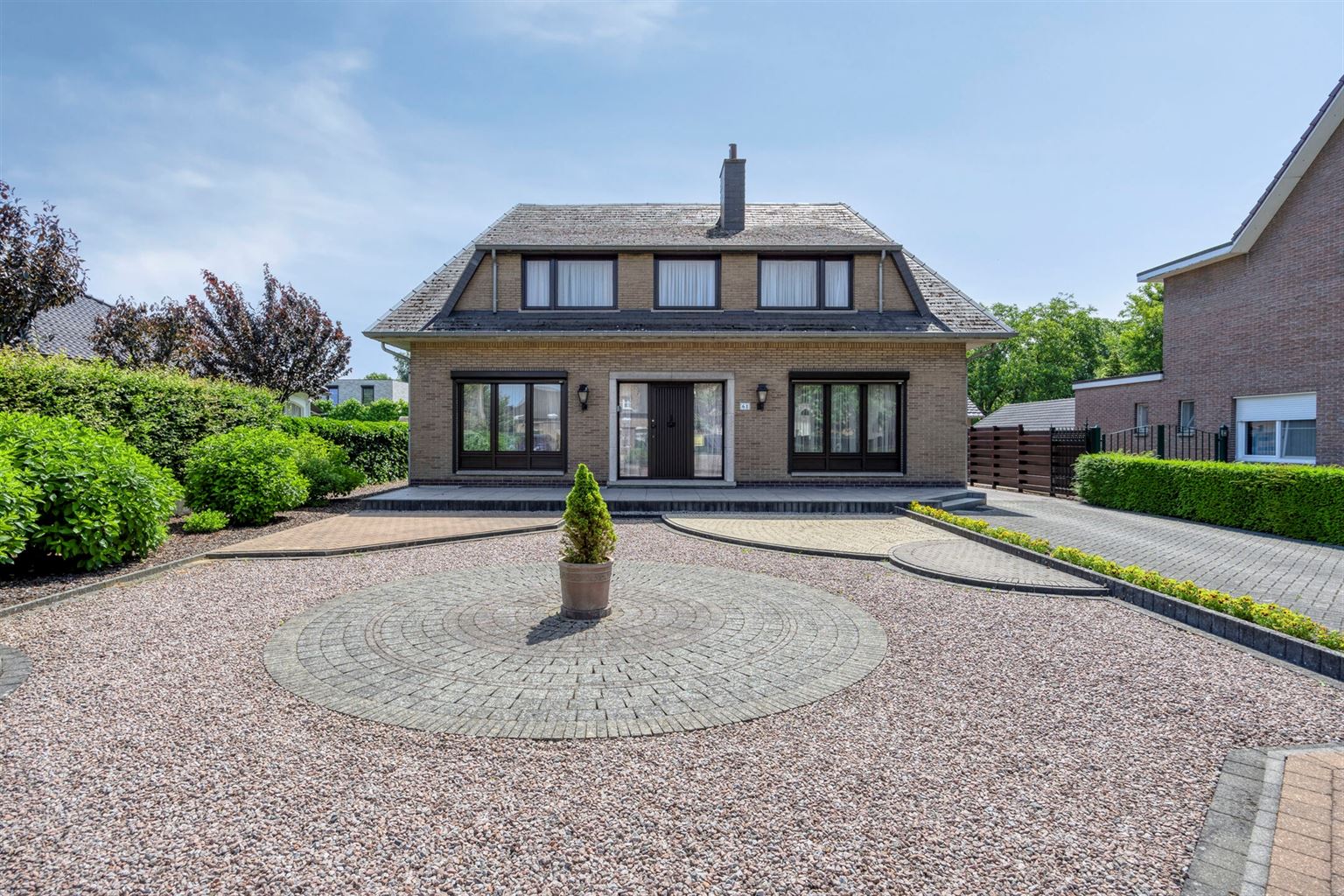 Hoofdfoto van de publicatie: Vrijstaande woning met 4 slaapkamers, ruime tuin en garage op een riant perceel van 9a99ca, rustig gelegen nabij het centrum van Maaseik. 